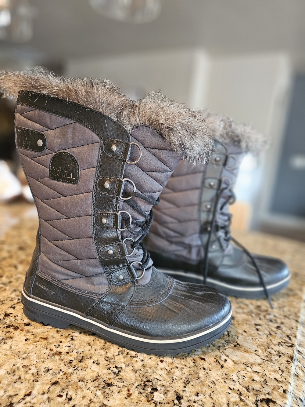 Sorel Tivoli IV Mid Boot in Gray with Faux Fur Trim. Worn Just A Few Times!
